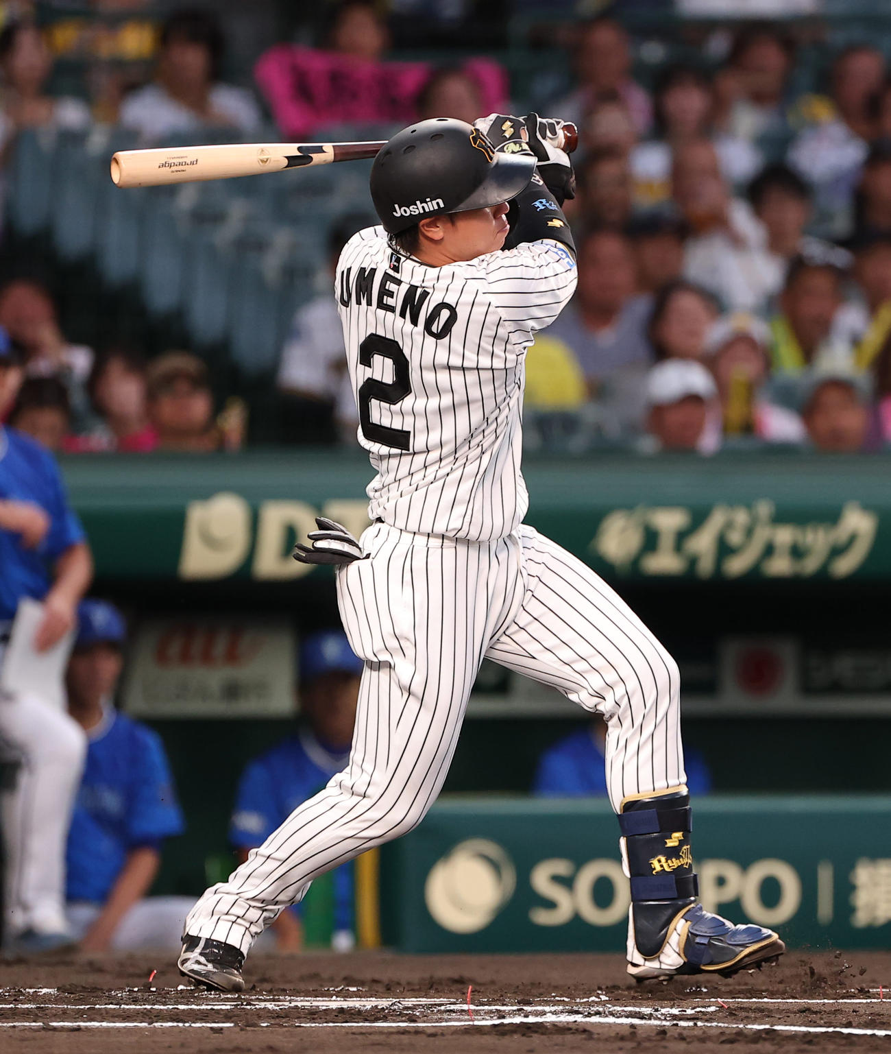 阪神対DeNA 1回裏阪神1死、梅野は二塁打を放つ（撮影・上田博志）