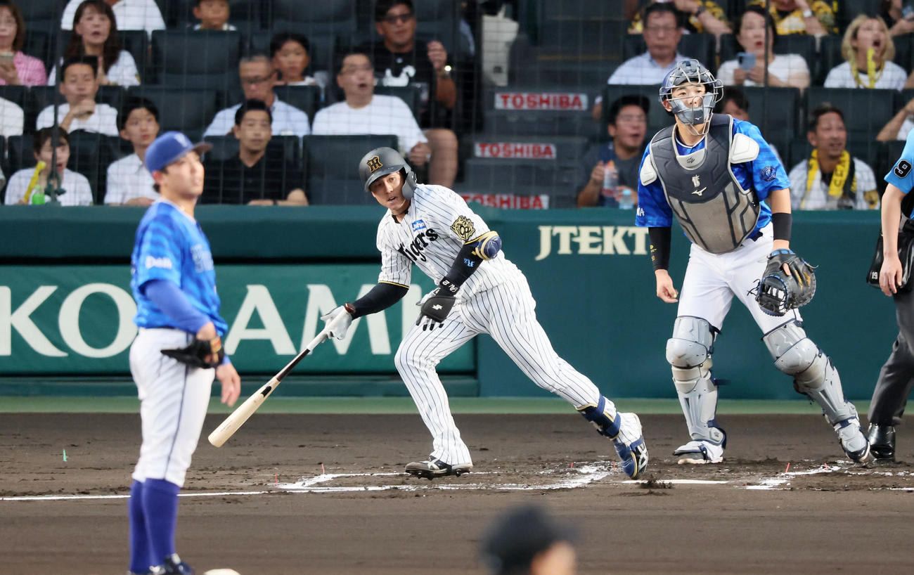 阪神対DeNA 1回裏阪神1死、梅野は左越え二塁打を放つ。投手東（撮影・加藤哉）