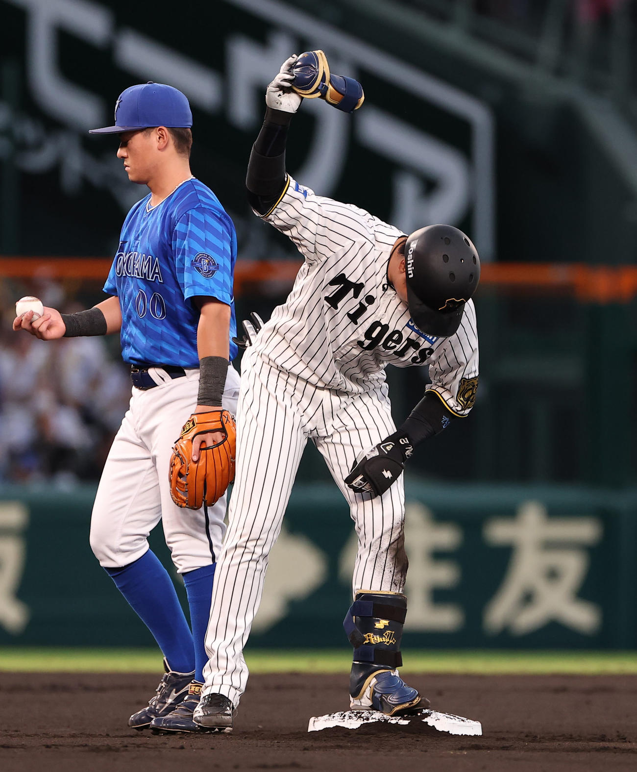 阪神対DeNA 1回裏阪神1死、梅野は二塁打を放つ（撮影・上田博志）