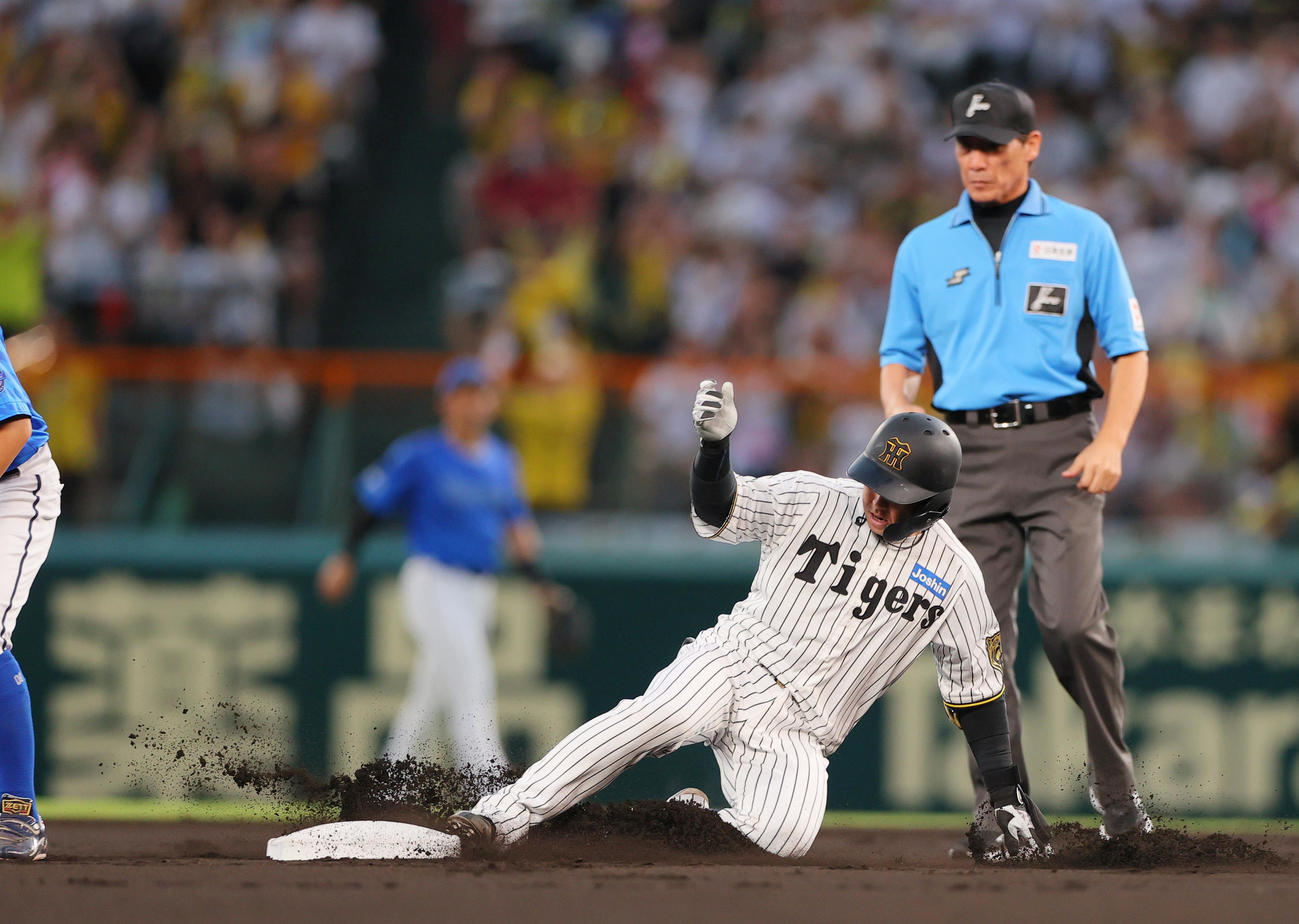阪神対DeNA 1回裏阪神1死、二塁打を放ち二塁に向かう梅野（撮影・上山淳一）