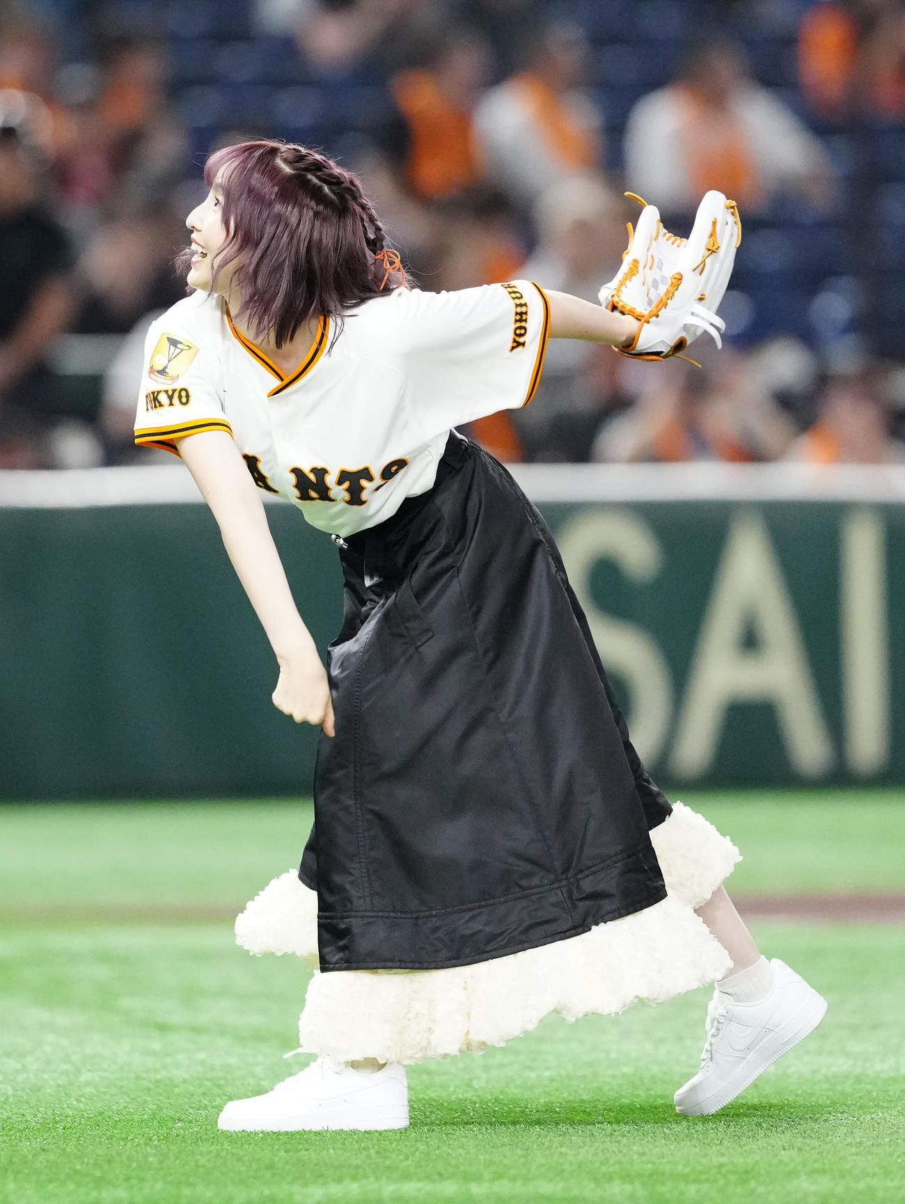巨人対広島　試合前、ファーストピッチセレモニーに臨む声優の田中美海（撮影・江口和貴）