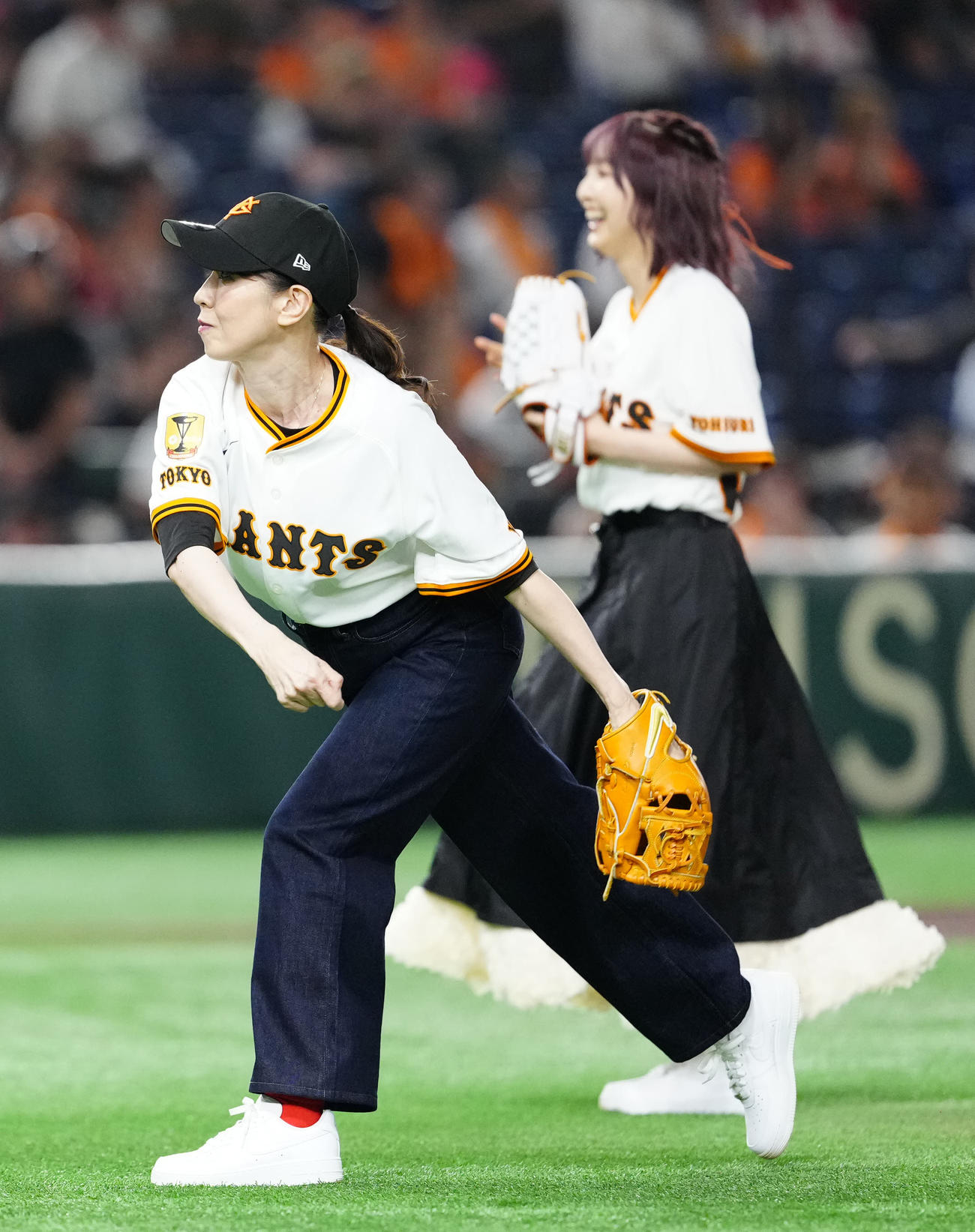 巨人対広島　試合前、ファーストピッチセレモニーに臨む声優の三石琴乃（手前）と田中美海（撮影・江口和貴）