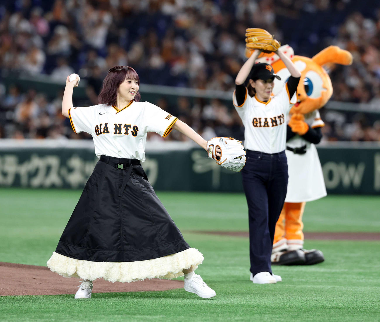 巨人対広島　ファーストピッチで投げる声優の田中美海（手前）と三石琴乃（撮影・浅見桂子）