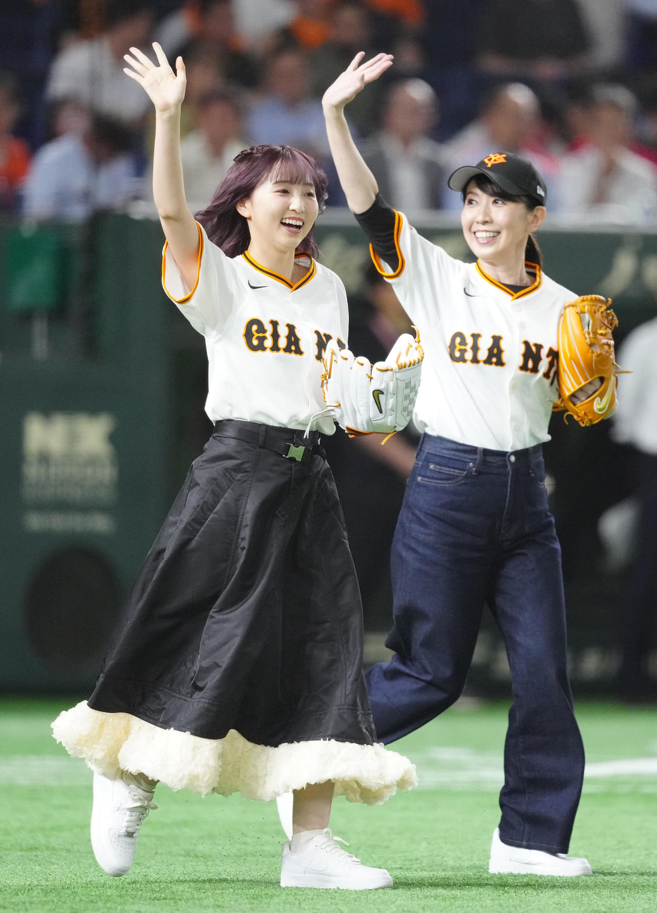巨人対広島　試合前、ファーストピッチセレモニーに臨む声優の田中美海（左）と三石琴乃（撮影・江口和貴）