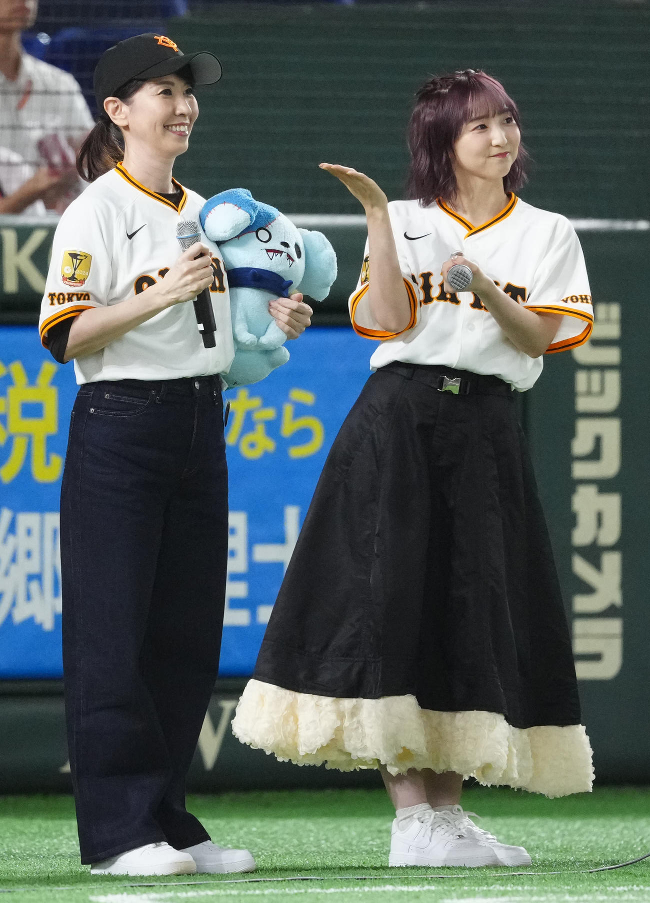 巨人対広島　試合前、グラウンドに登場した声優の三石琴乃（左）と田中美海（撮影・江口和貴）