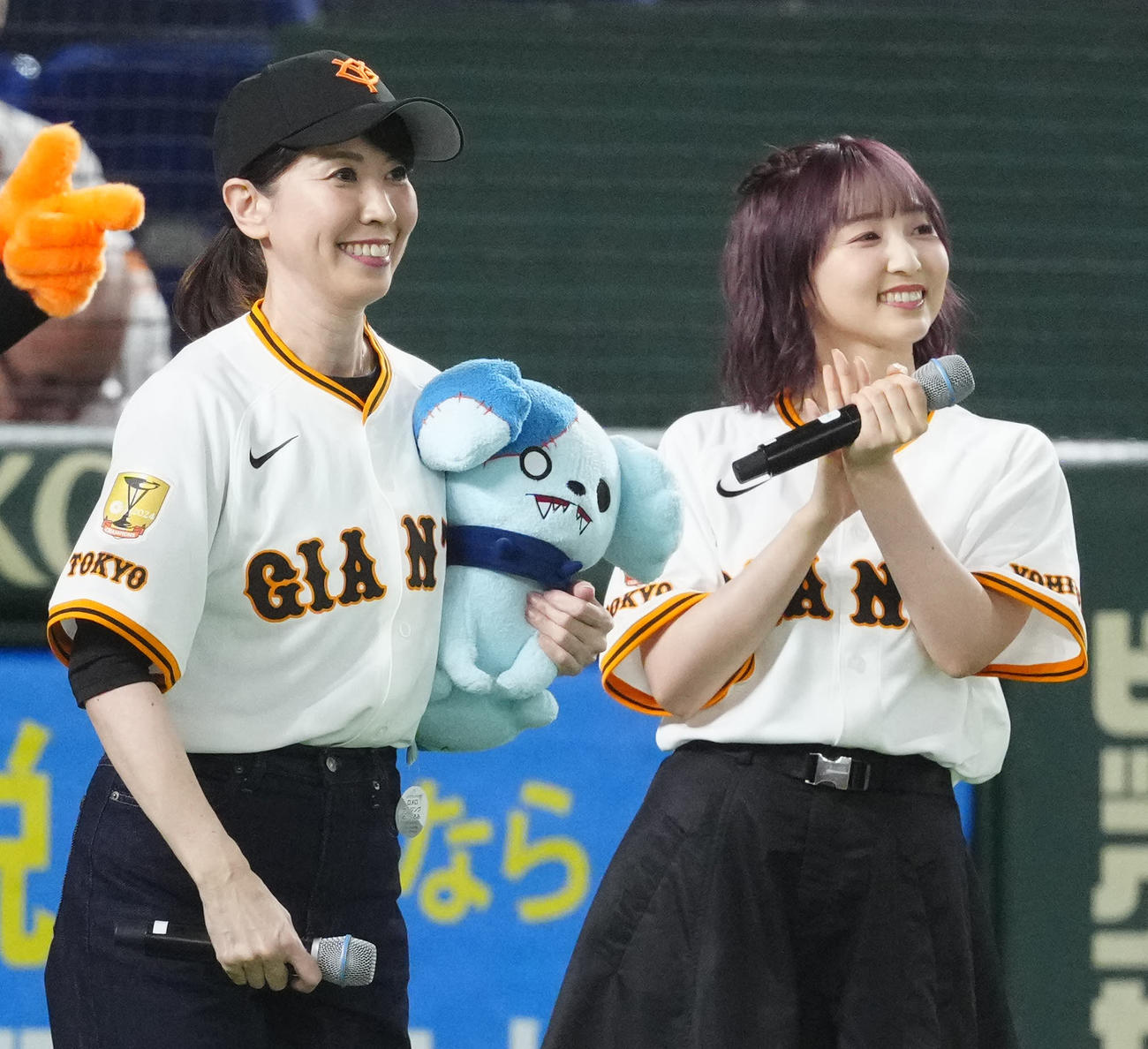 巨人対広島　試合前、グラウンドに登場した声優の三石琴乃（左）と田中美海（撮影・江口和貴）