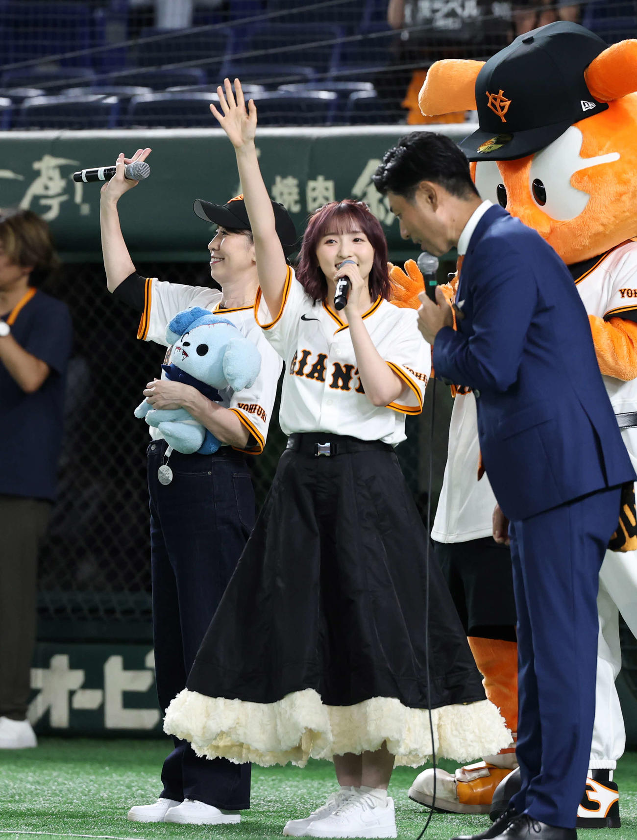 巨人対広島　試合前、あいさつする声優の田中美海（中央）と三石琴乃（左）（撮影・浅見桂子）