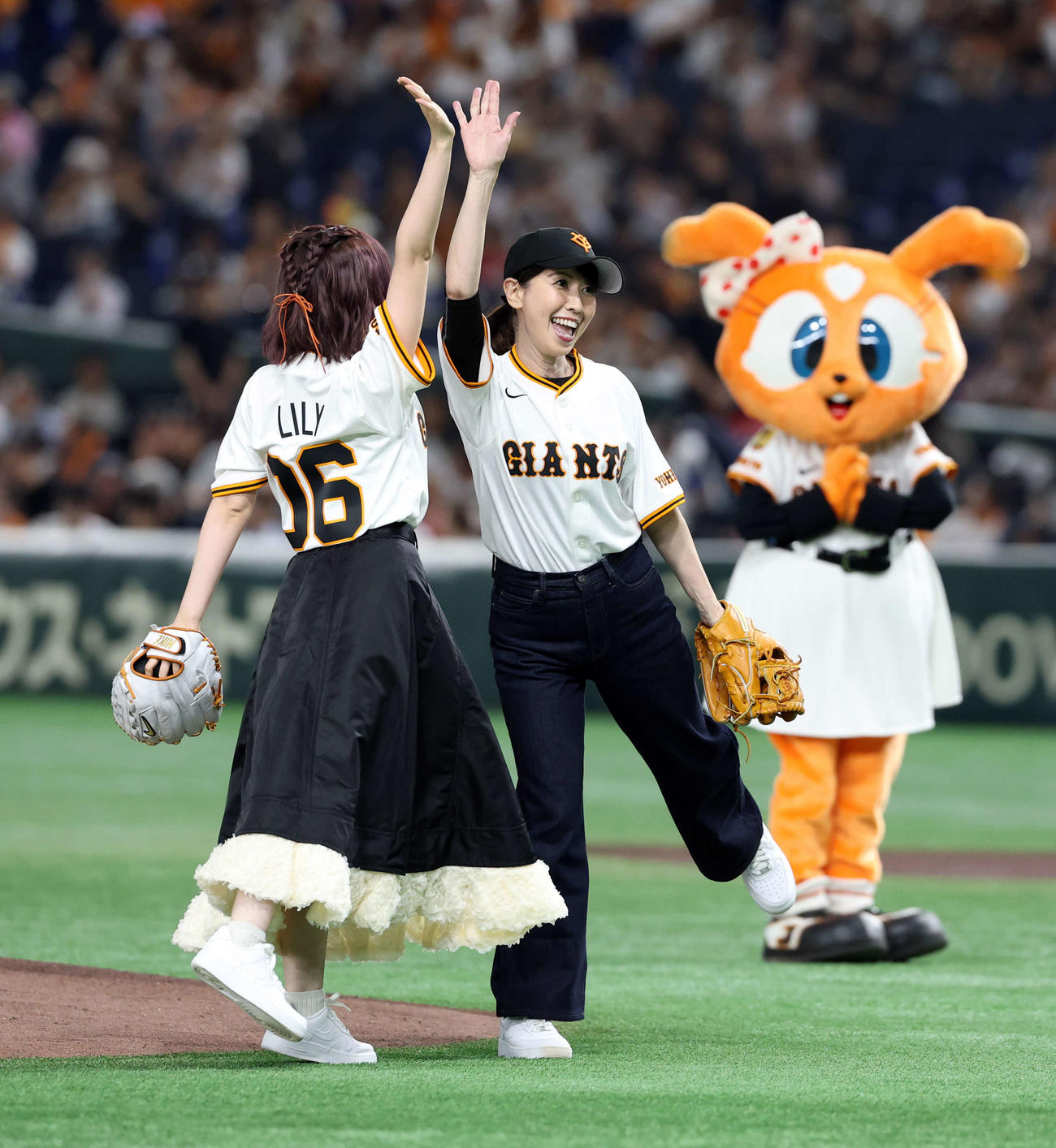 巨人対広島　ファーストピッチを務めハイタッチする声優の田中美海（手前）と三石琴乃（撮影・浅見桂子）