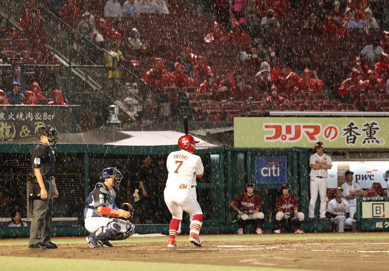 楽天対西武　2回裏楽天2死、雨足が強くなるなか打席に立つ鈴木大（撮影・水谷安孝）