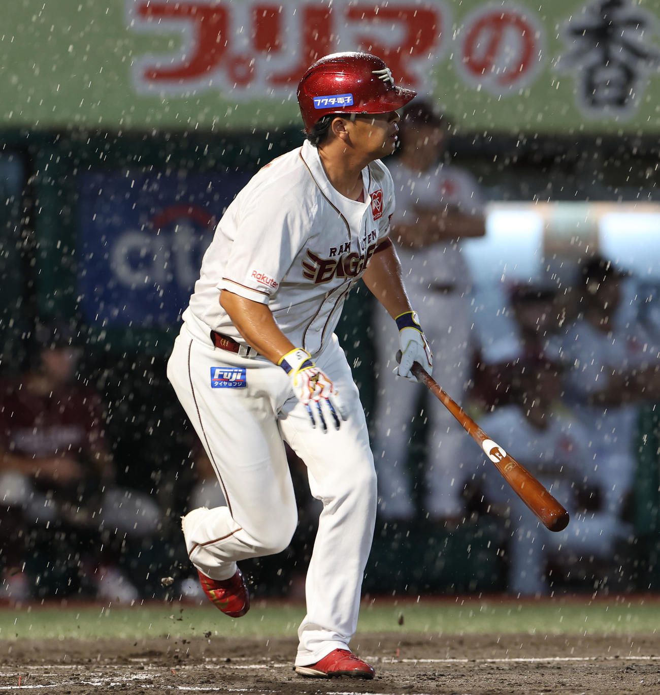 楽天対西武　2回裏楽天2死一塁、左前打を放つ浅村（撮影・水谷安孝）