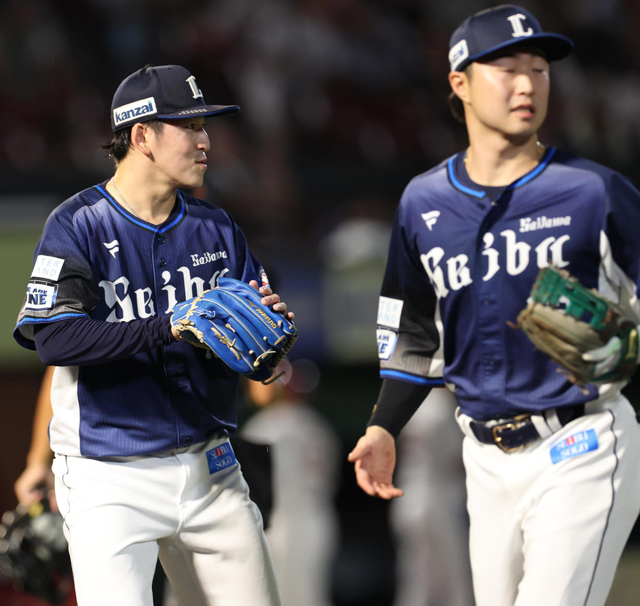 楽天対西武　1回裏を無失点に抑えベンチに引き揚げる隅田（左）（撮影・水谷安孝）