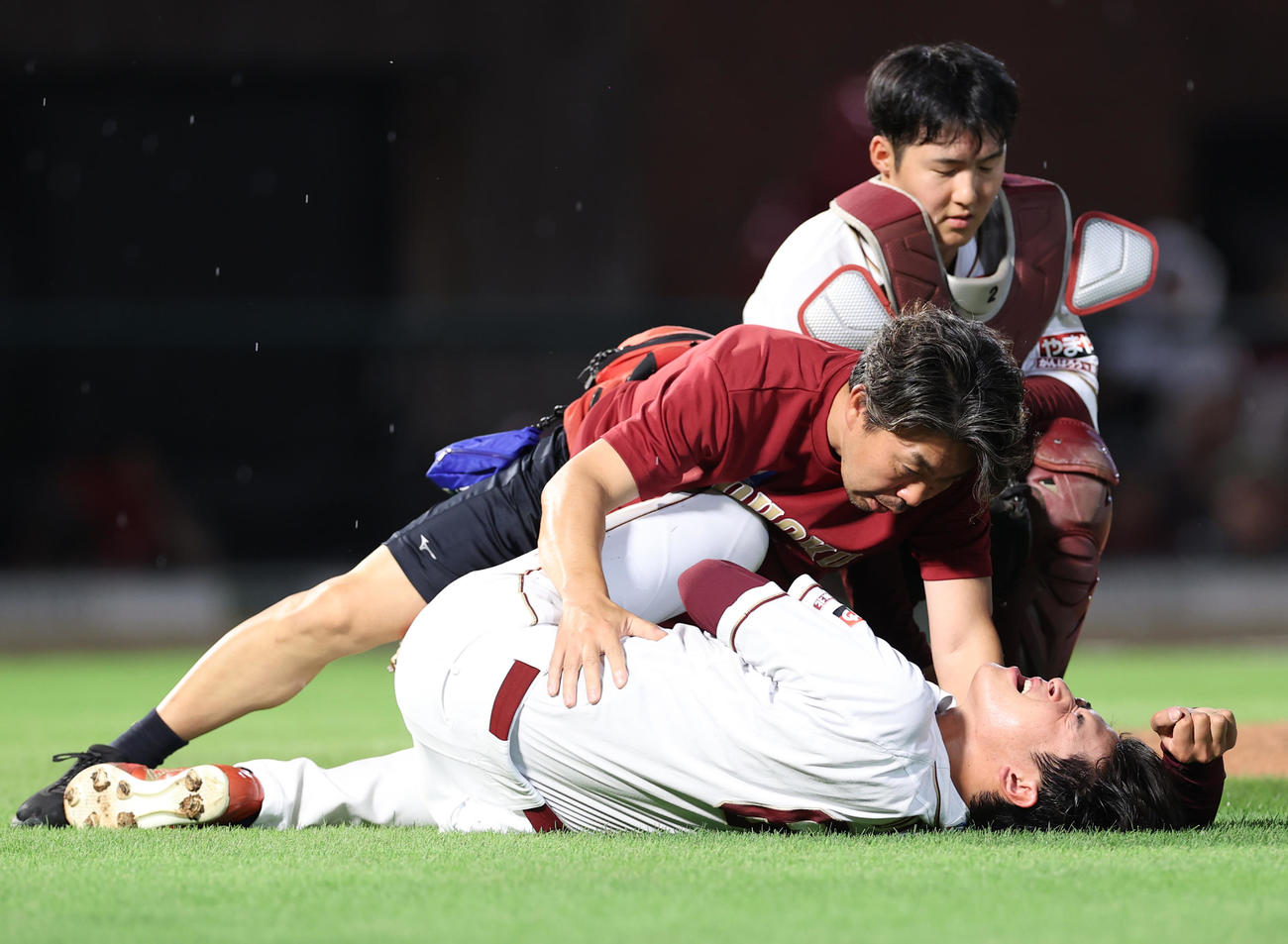楽天対西武　2回表西武無死、渡部聖の打球が直撃し悶絶する内（撮影・水谷安孝）