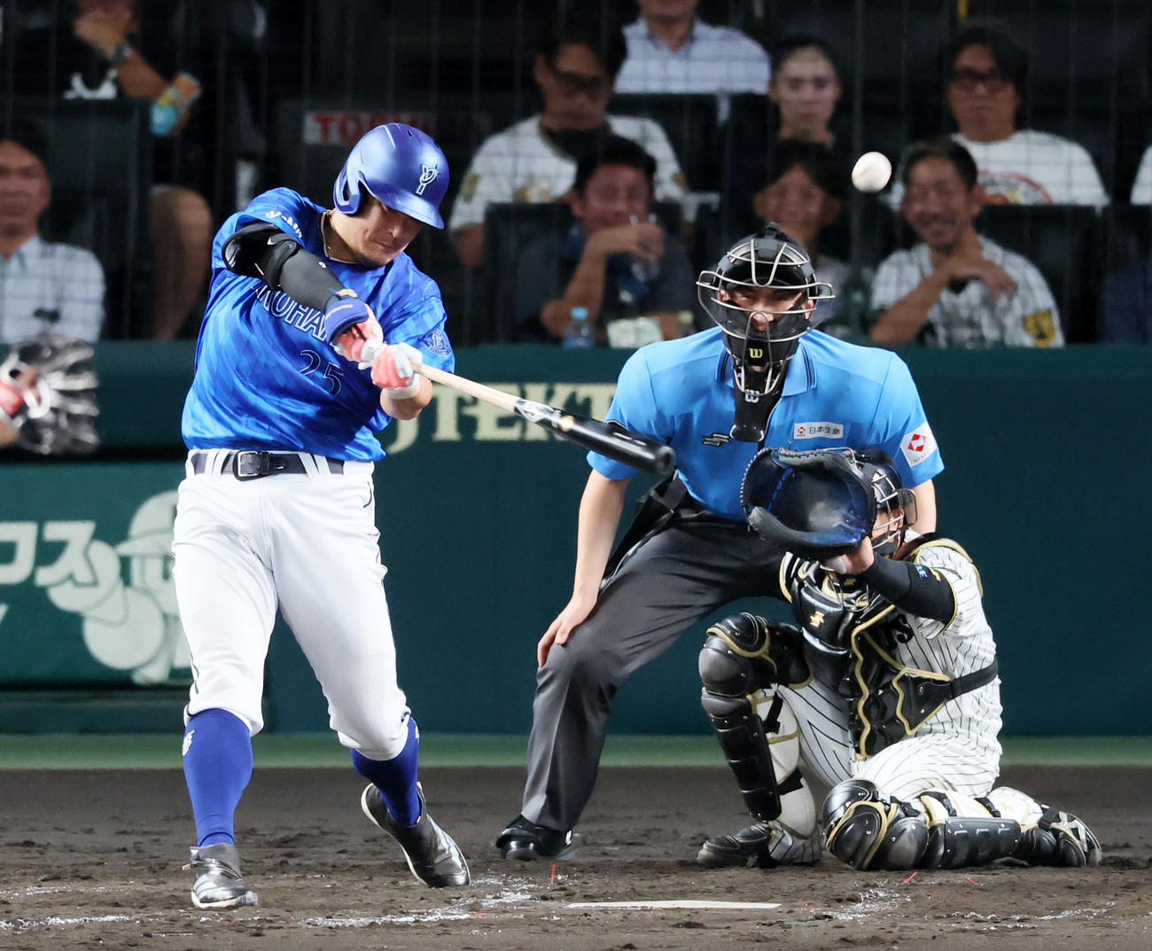 阪神対DeNA 4回表DeNA無死一、二塁、筒香は左越え3点本塁打を放つ（撮影・加藤哉）