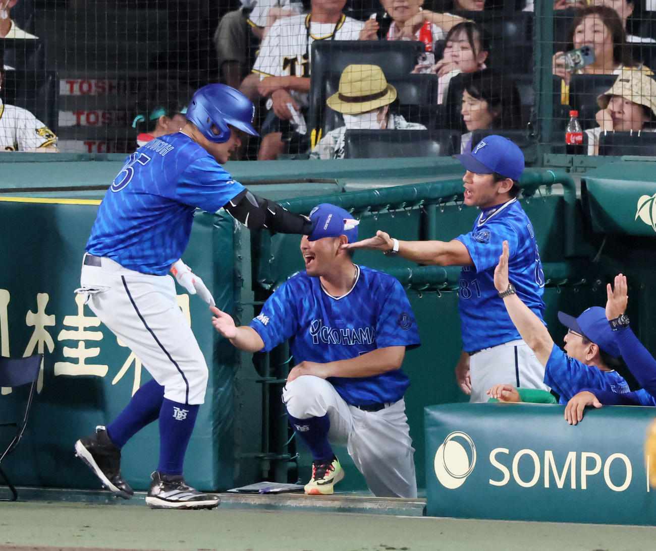 阪神対DeNA 4回表DeNA無死一、二塁、三浦監督は左越え3点本塁打を放った筒香（左）をベンチで出迎える（撮影・加藤哉）