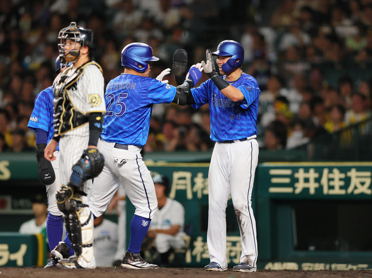 阪神対DeNA 4回表DeNA無死一、二塁、筒香（右から2人目）は左越え3点本塁打を放ち生還する（撮影・上山淳一）