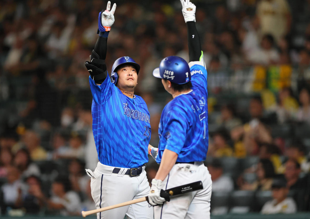 阪神対DeNA 4回表DeNA無死一、二塁、筒香（左）は左越え3点本塁打を放ちポーズする（撮影・上山淳一）