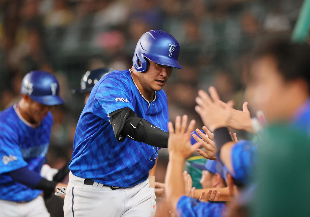 阪神対DeNA 4回表DeNA無死一、二塁、筒香は左越え3点本塁打を放ち祝福を受ける（撮影・上山淳一）