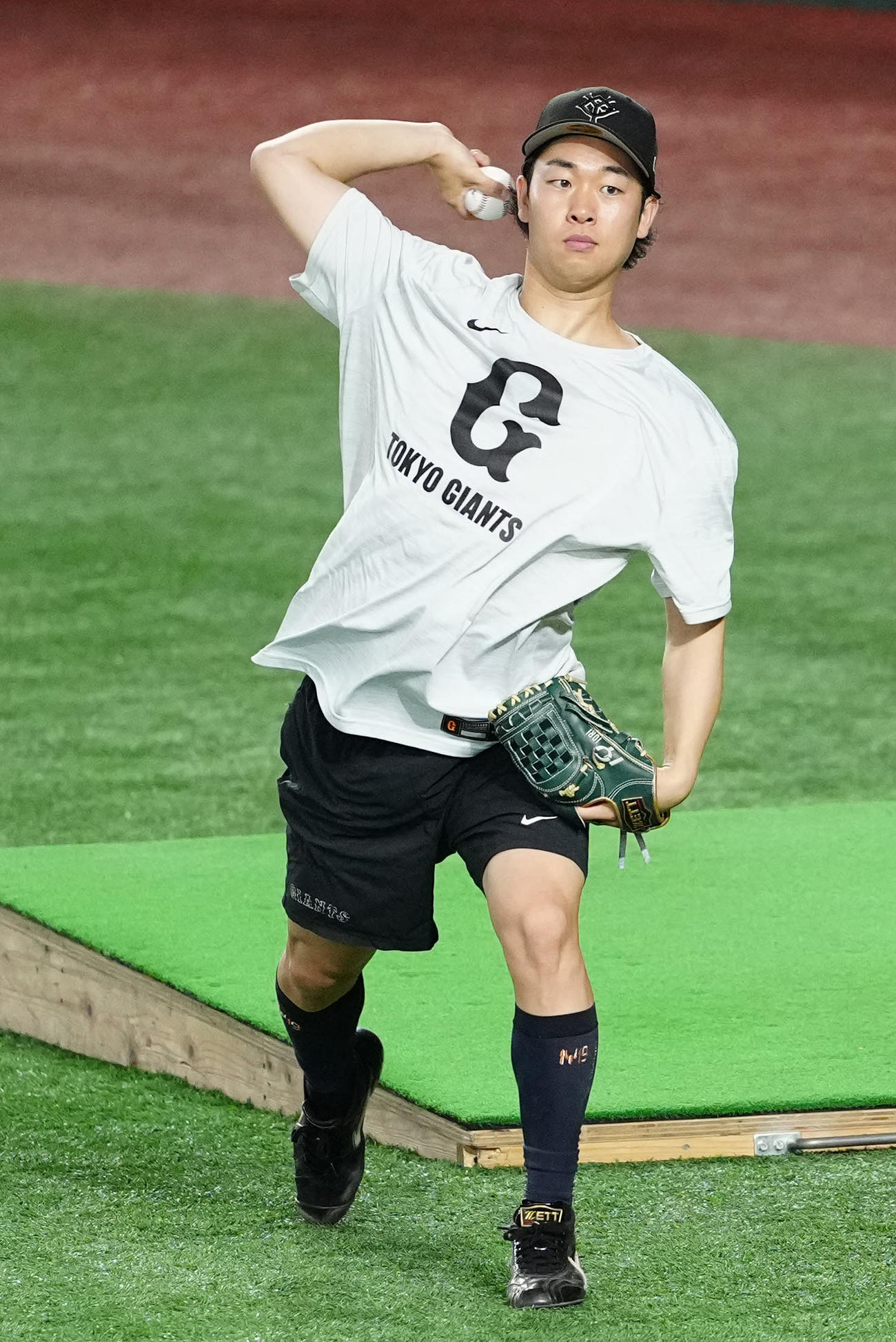 巨人対広島　試合前練習でキャッチボールする巨人山崎（撮影・江口和貴）