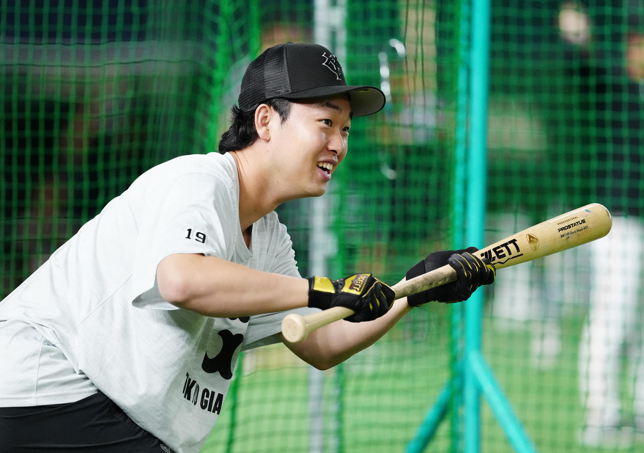 巨人対広島　試合前、バント練習する巨人山崎（撮影・江口和貴）