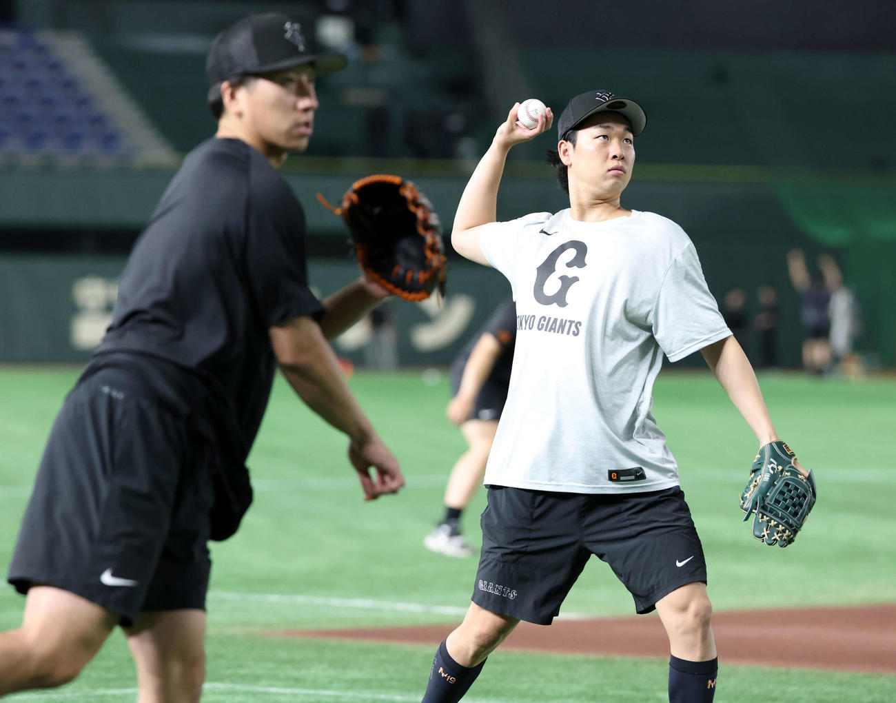 巨人対広島　キャッチボールする巨人山崎（右）。左は大勢（撮影・浅見桂子）