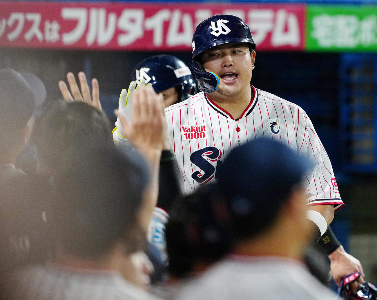 ヤクルト対中日　4回裏ヤクルト無死一塁、2点本塁打を放った村上はナインと笑顔でハイタッチ（撮影・鈴木みどり）