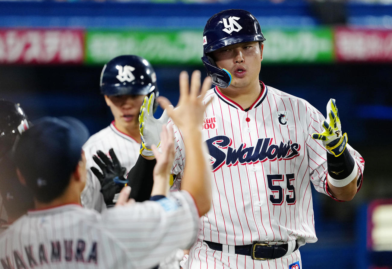 ヤクルト対中日　4回裏ヤクルト無死一塁、2点本塁打を放った村上はベンチ前でポーズ（撮影・鈴木みどり）