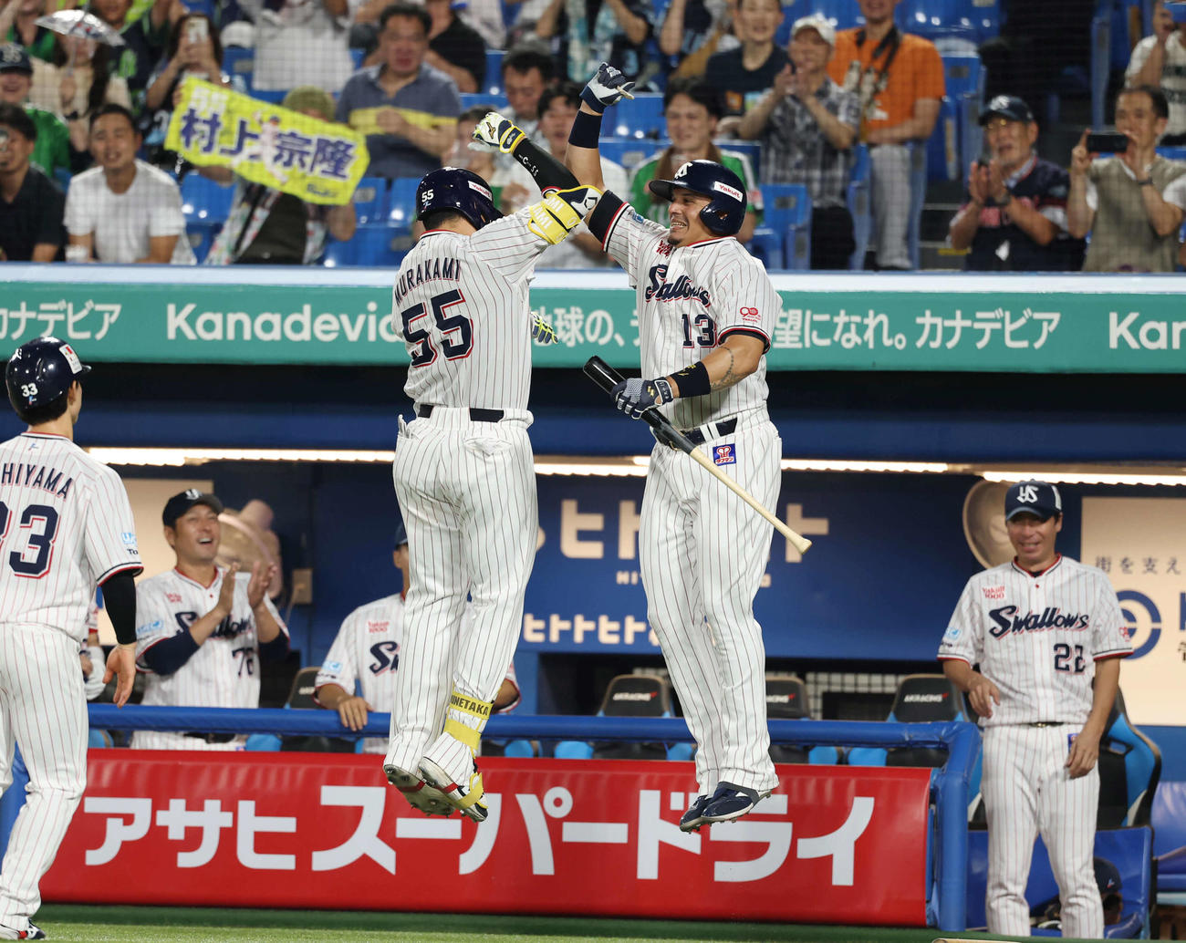 ヤクルト対中日　4回裏ヤクルト無死一塁、本塁打を放ち生還した村上（中央左）と喜び合うオスナ（撮影・増田悦実）
