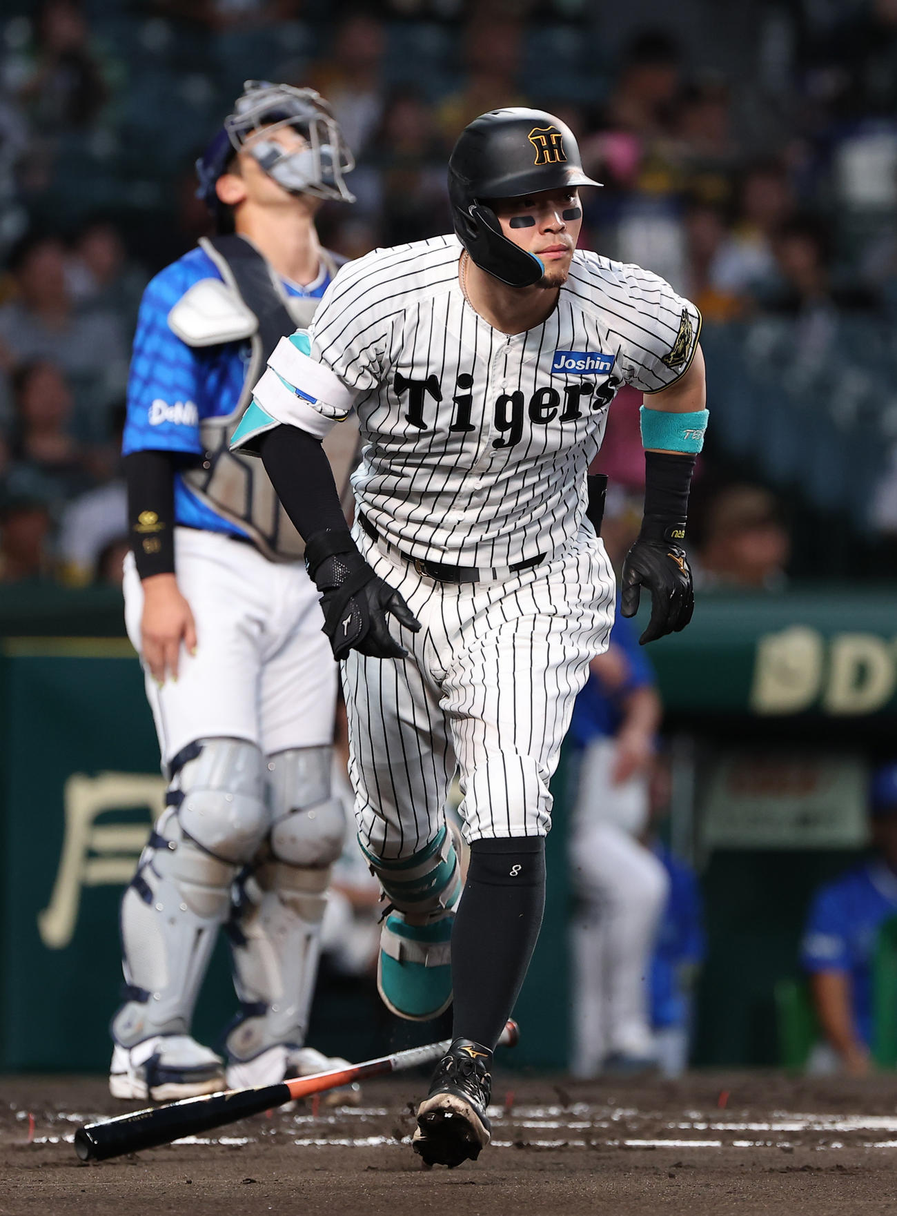 阪神対DeNA 1回裏阪神2死二塁、佐藤輝は先制適時二塁打を放つ（撮影・上田博志）