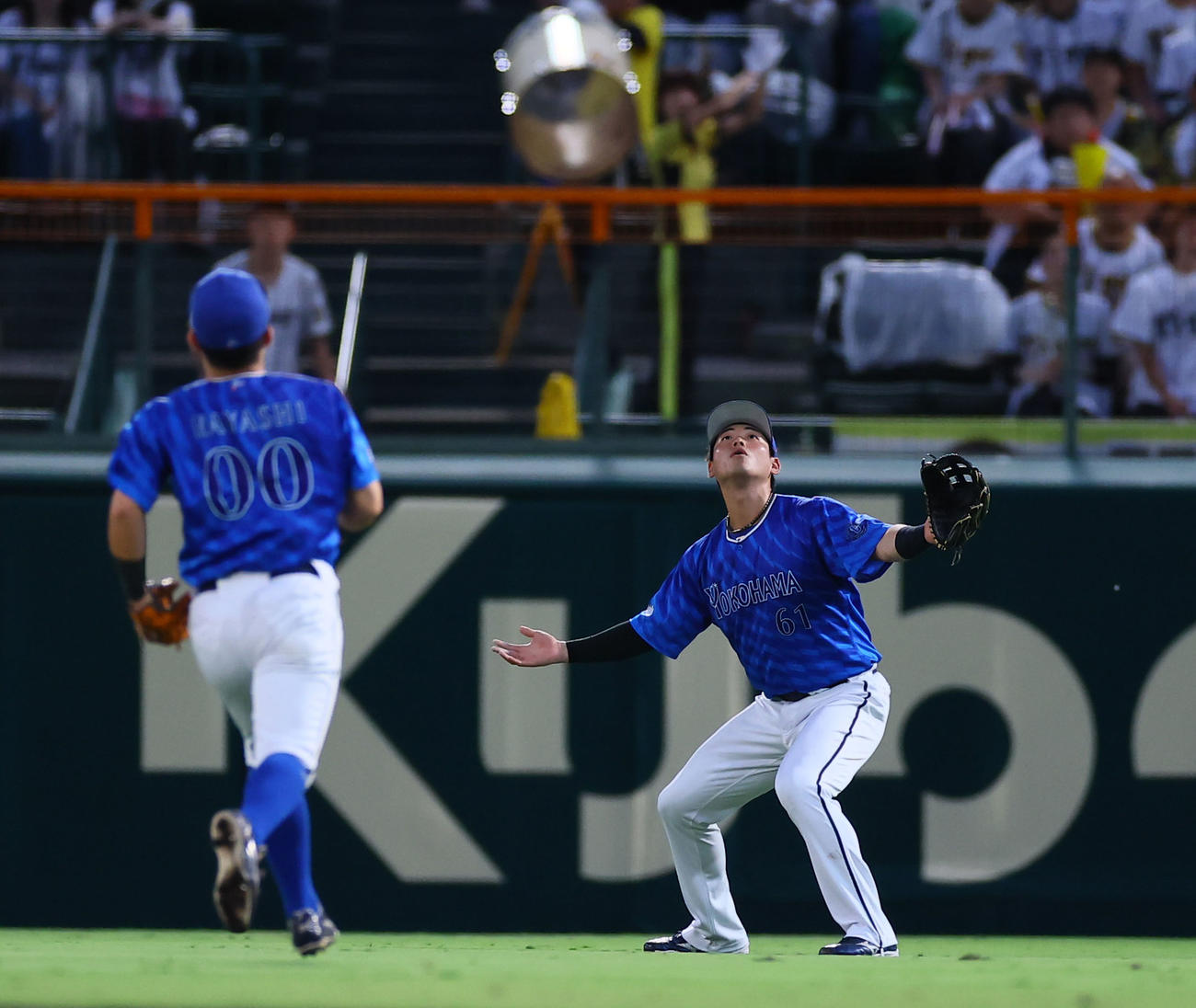 阪神対DeNA 1回裏阪神2死二塁、佐藤輝の打球を右翼手蝦名が見失い、適時二塁打となる（撮影・藤尾明華）
