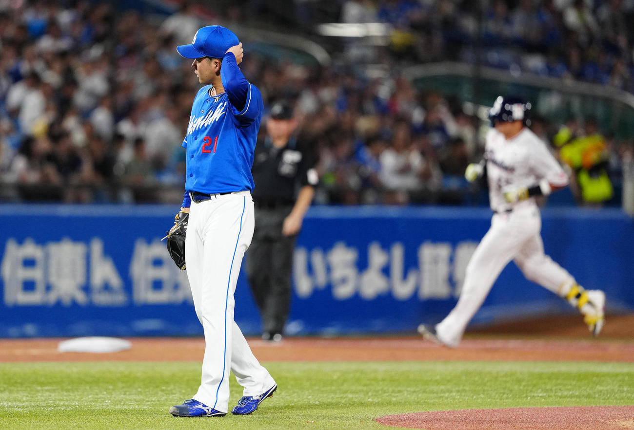 ヤクルト対中日　4回裏ヤクルト無死一塁、村上に2点本塁打を浴び、浮かない表情の金丸（撮影・鈴木みどり）