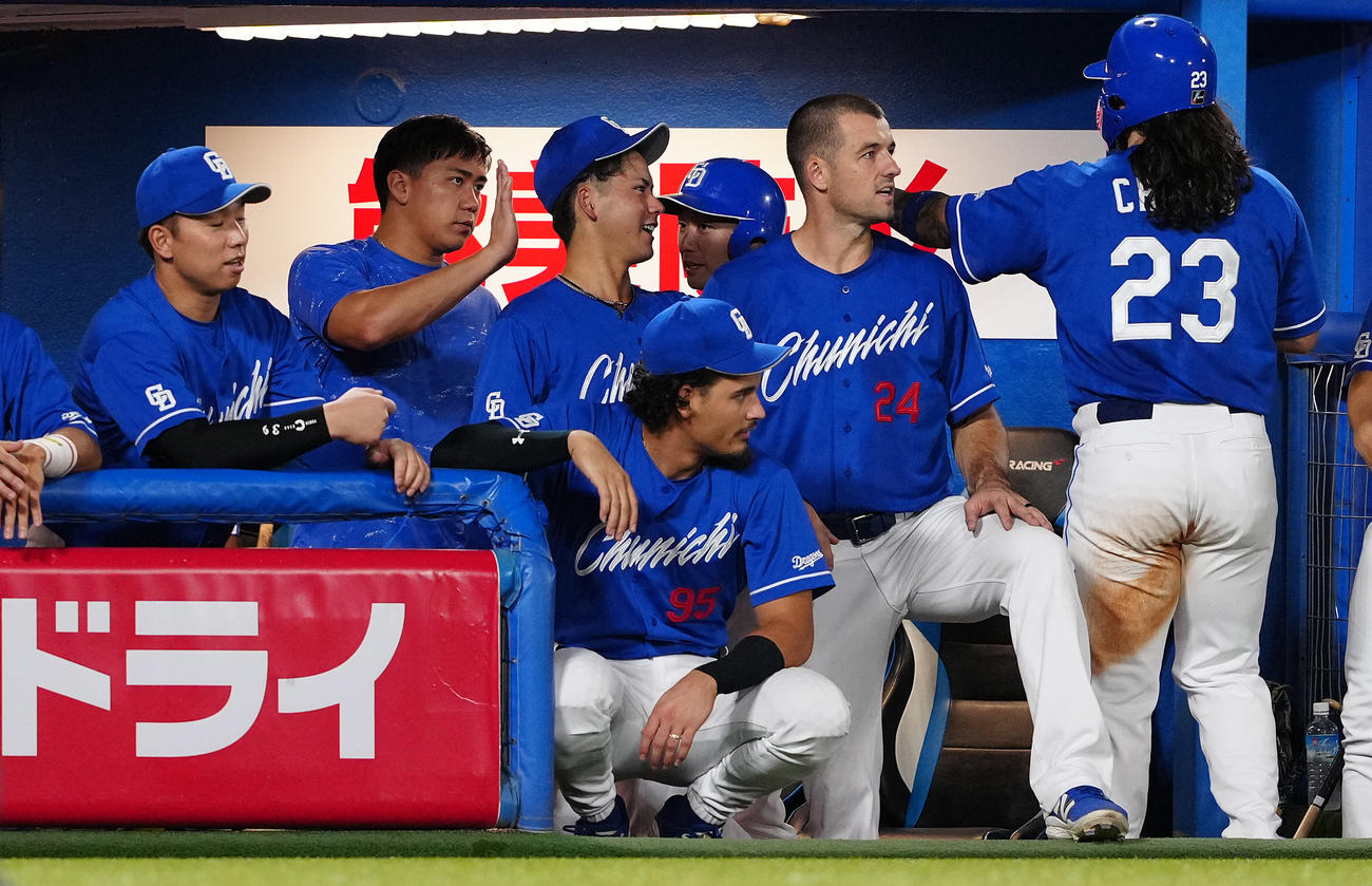 ヤクルト対中日　4回表中日2死二、三塁、岡林の中2点適時打で生還したチェイビス（右）を迎える金丸（左から3人目）（撮影・鈴木みどり）