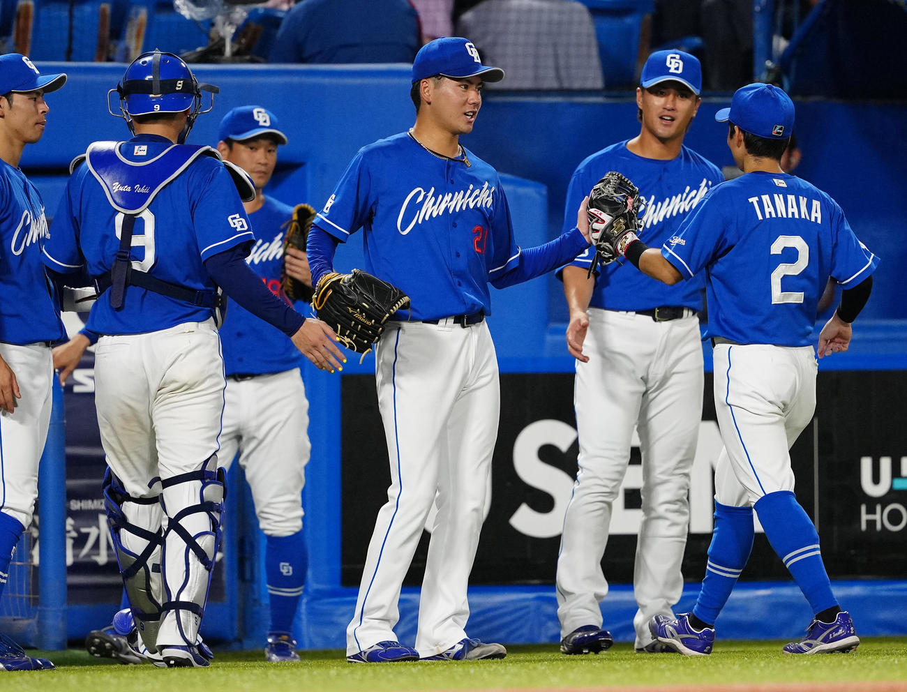 ヤクルト対中日　6回裏を終え、石伊（左から2人目）らナインを笑顔で迎える中日金丸（中央）（撮影・鈴木みどり）