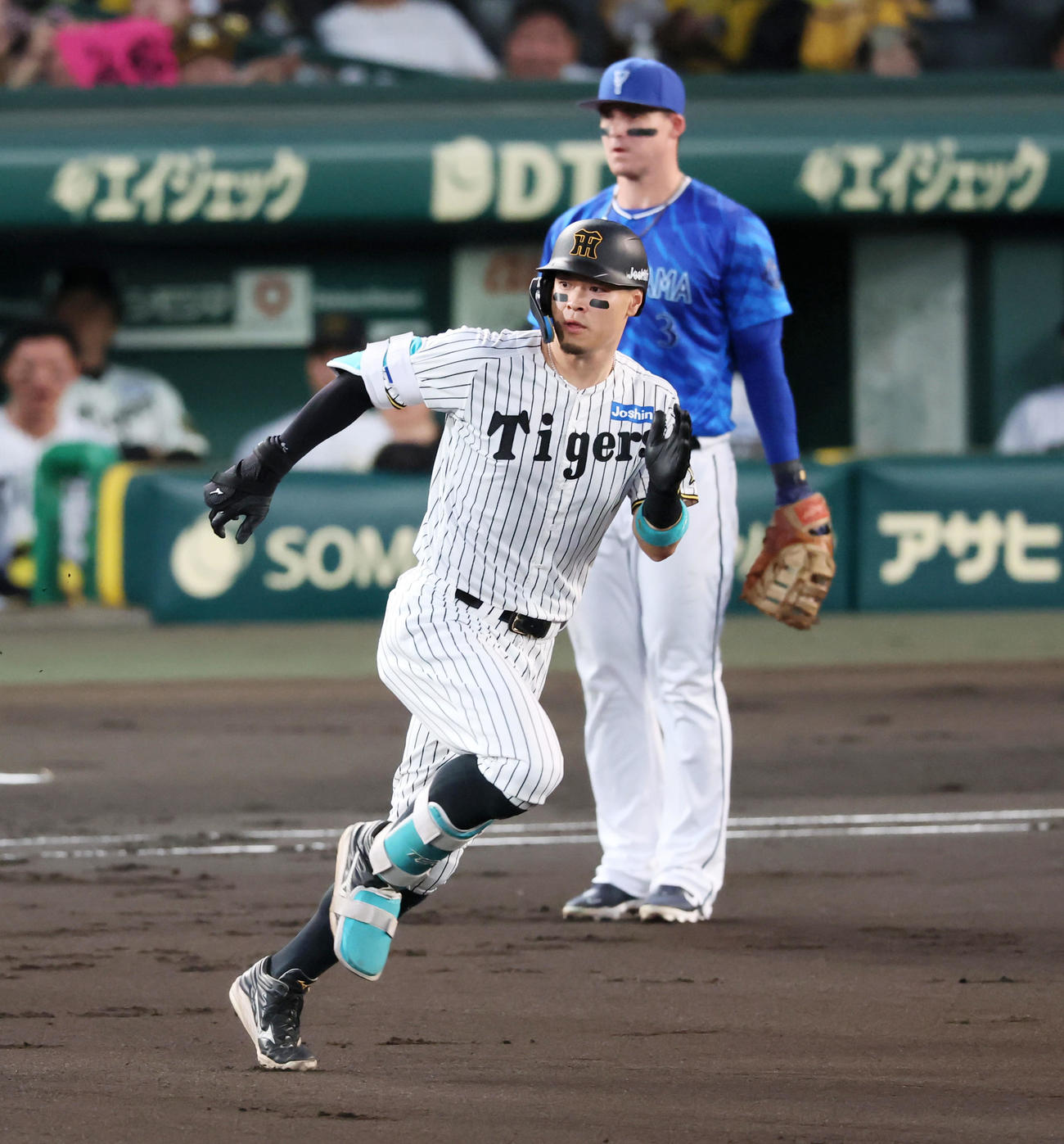 阪神対DeNA 1回裏阪神2死二塁、佐藤輝は右越え適時二塁打を放つ（撮影・加藤哉）