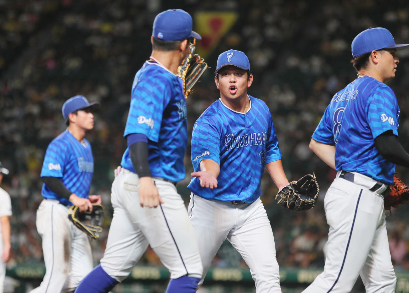 阪神対DeNA DeNA山崎（右から2人目）は8回を三者凡退に投げ終えベンチに引き揚げる（撮影・上山淳一）