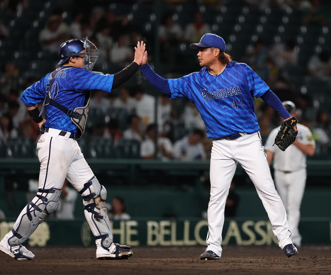 阪神対DeNA 9回、佐々木（右）は山本とハイタッチして喜ぶ（撮影・上田博志）