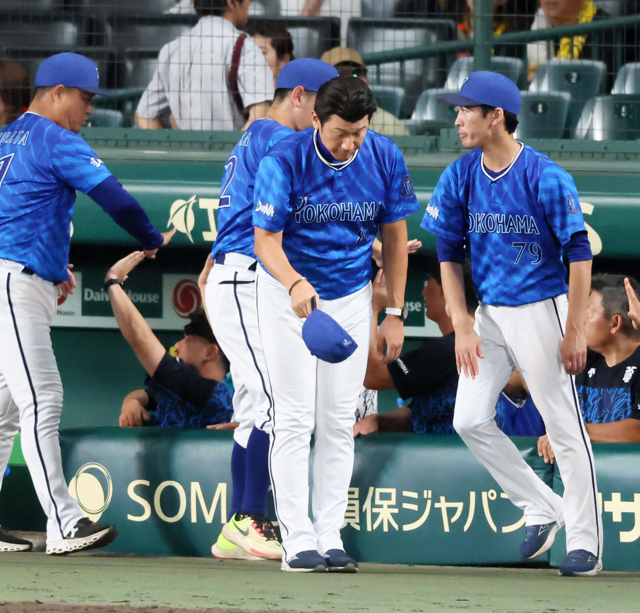 阪神対DeNA　阪神に勝利しスタンドへ頭を下げるDeNA三浦監督（撮影・加藤哉）