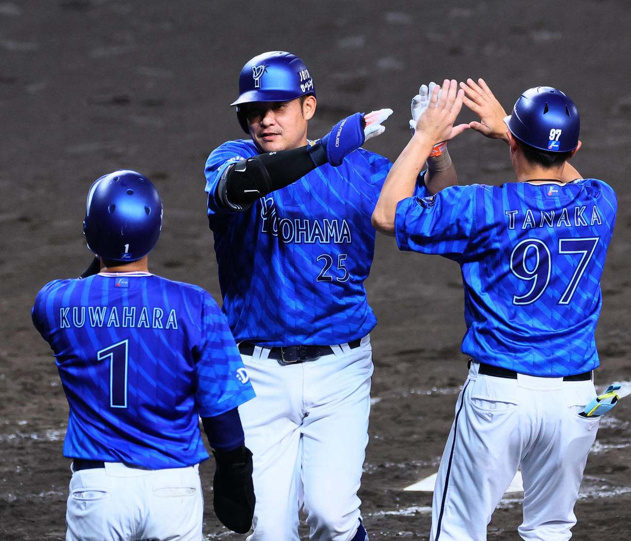 阪神対DeNA 4回表DeNA無死一、二塁、3点本塁打を放ち生還する筒香（撮影・藤尾明華）