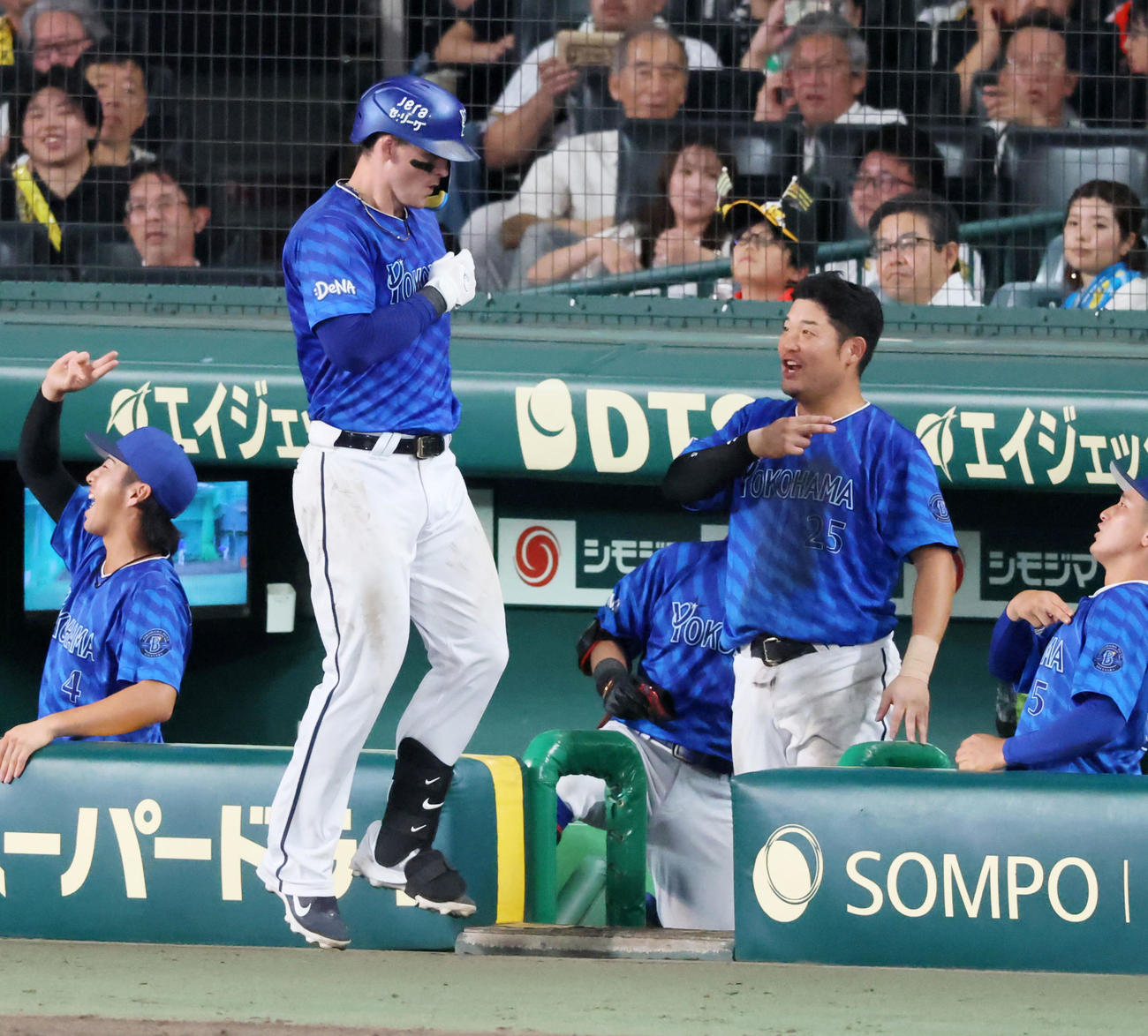 阪神対DeNA 6回表DeNA1死、オースティン（左）はソロ本塁打を放ちベンチの筒香とポーズを決める（撮影・加藤哉）