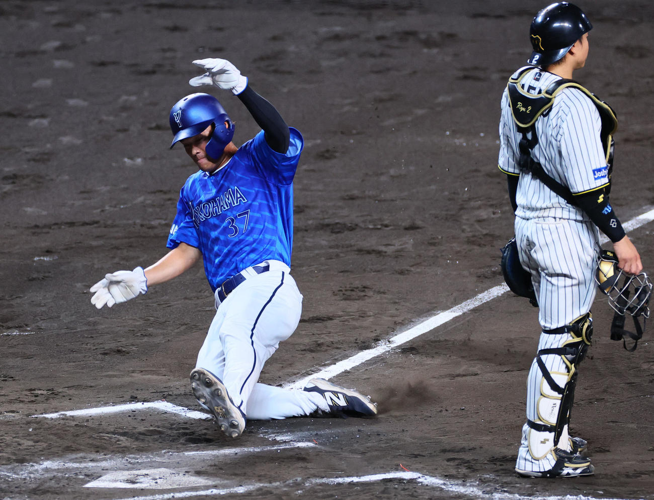 阪神対DeNA 7回表DeNA1死一、二塁、蝦名の中前適時打で生還する代走加藤（撮影・藤尾明華）