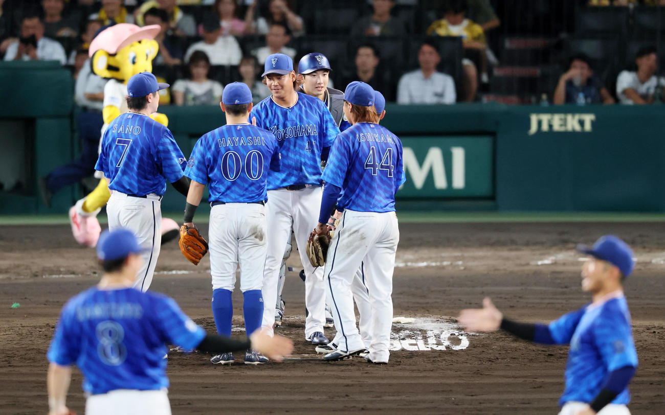 阪神対DeNA　阪神に勝利しマウンドでナインとタッチするDeNA佐々木（撮影・加藤哉）