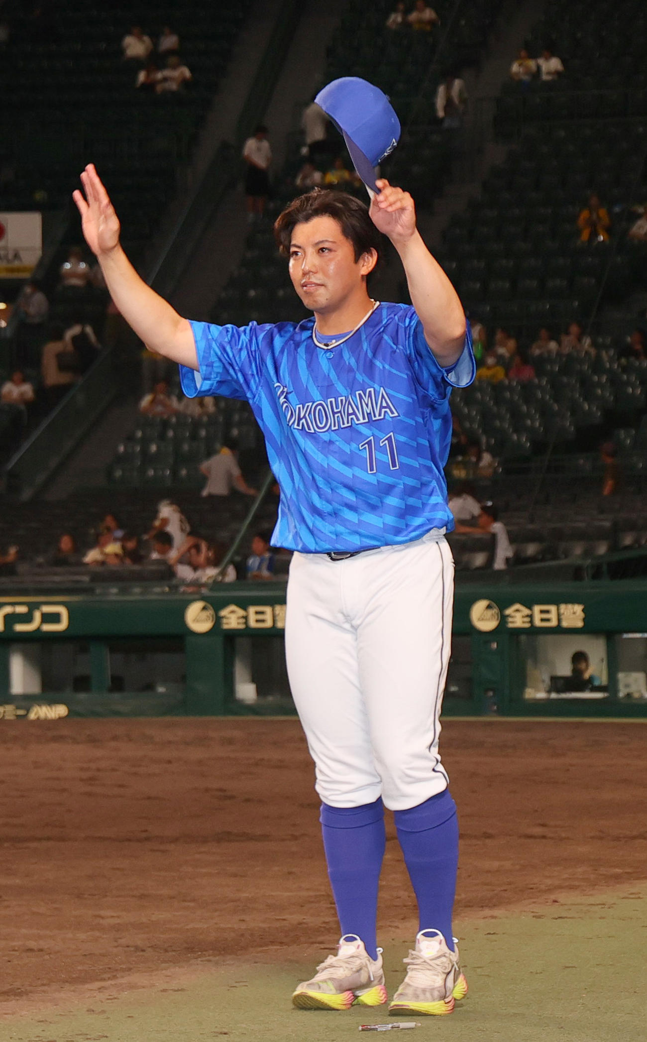 阪神対DeNA　ファンの声援に応えるヒーローDeNA東（撮影・上山淳一）