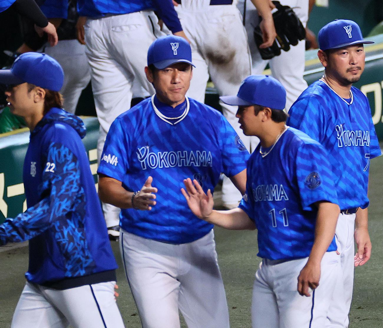 阪神対DeNA　阪神に勝利し、東とタッチを交わすDeNA三浦監督（撮影・藤尾明華）
