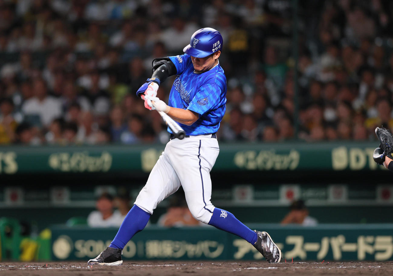 阪神対DeNA 4回表DeNA無死一、二塁、筒香は左越え3点本塁打を放つ（撮影・上山淳一）