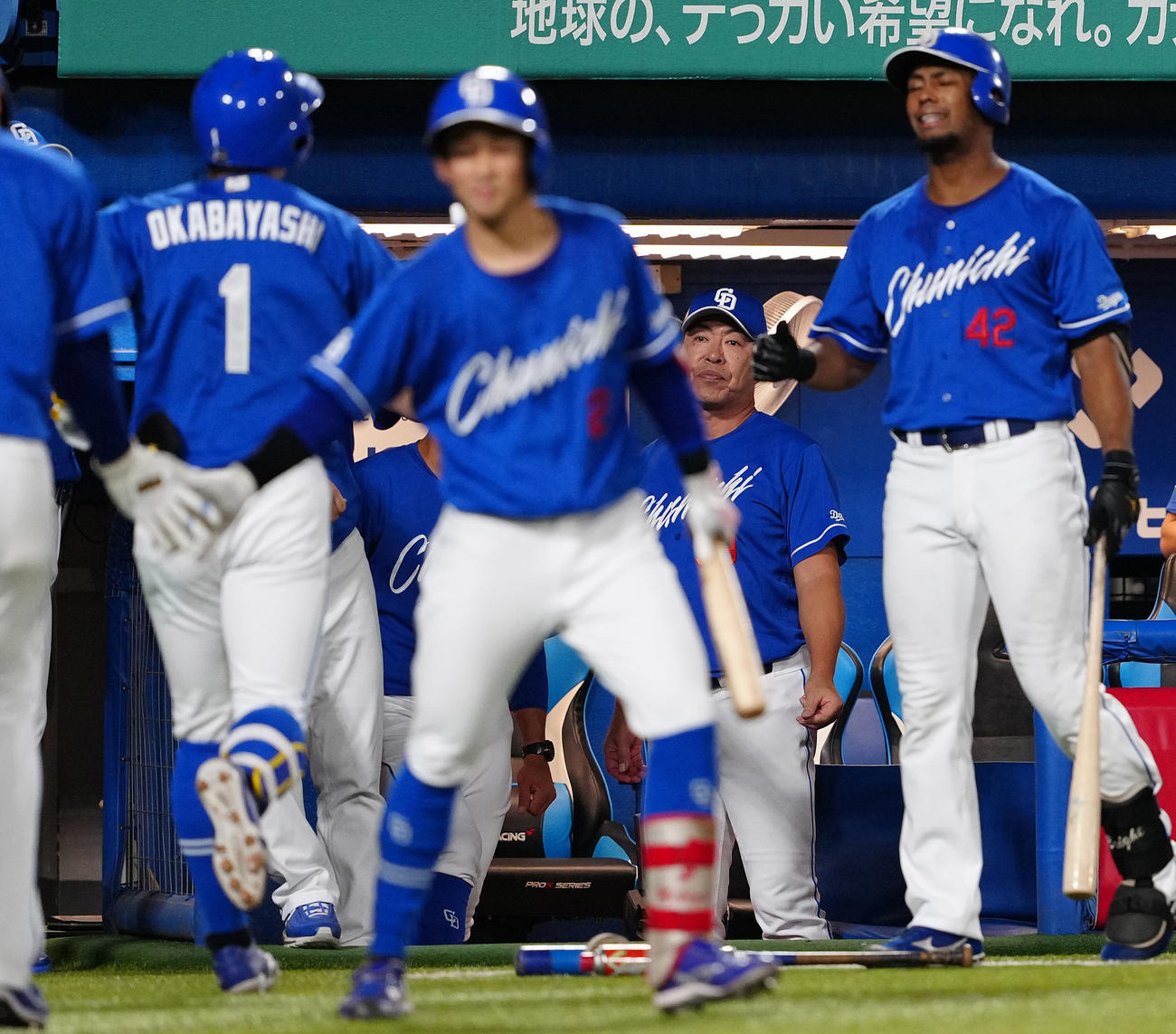 ヤクルト対中日　2回表中日2死二塁、先制の右越え2点本塁打を放った岡林（左）を迎える井上監督（中央）（撮影・鈴木みどり）