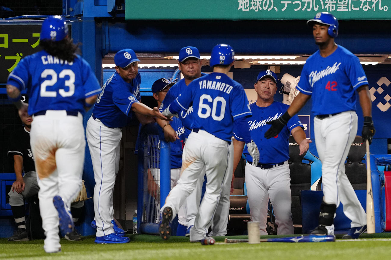 ヤクルト対中日　4回表中日2死二、三塁、岡林の中2点適時打で生還した山本（中央）、チェイビス（左）を迎える井上監督（右奥）（撮影・鈴木みどり）