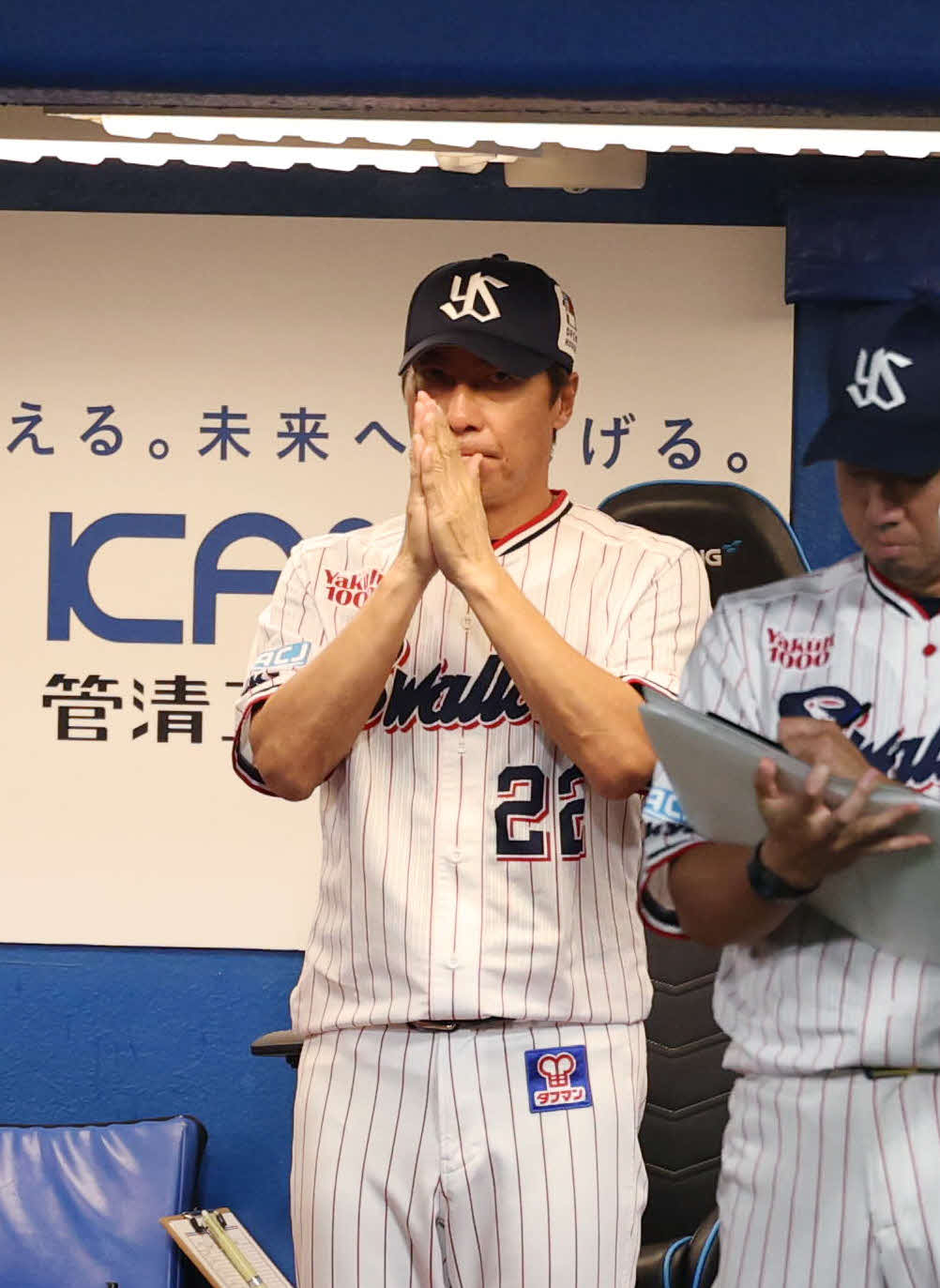 ヤクルト対中日　試合を見つめるヤクルト高津監督（撮影・増田悦実）