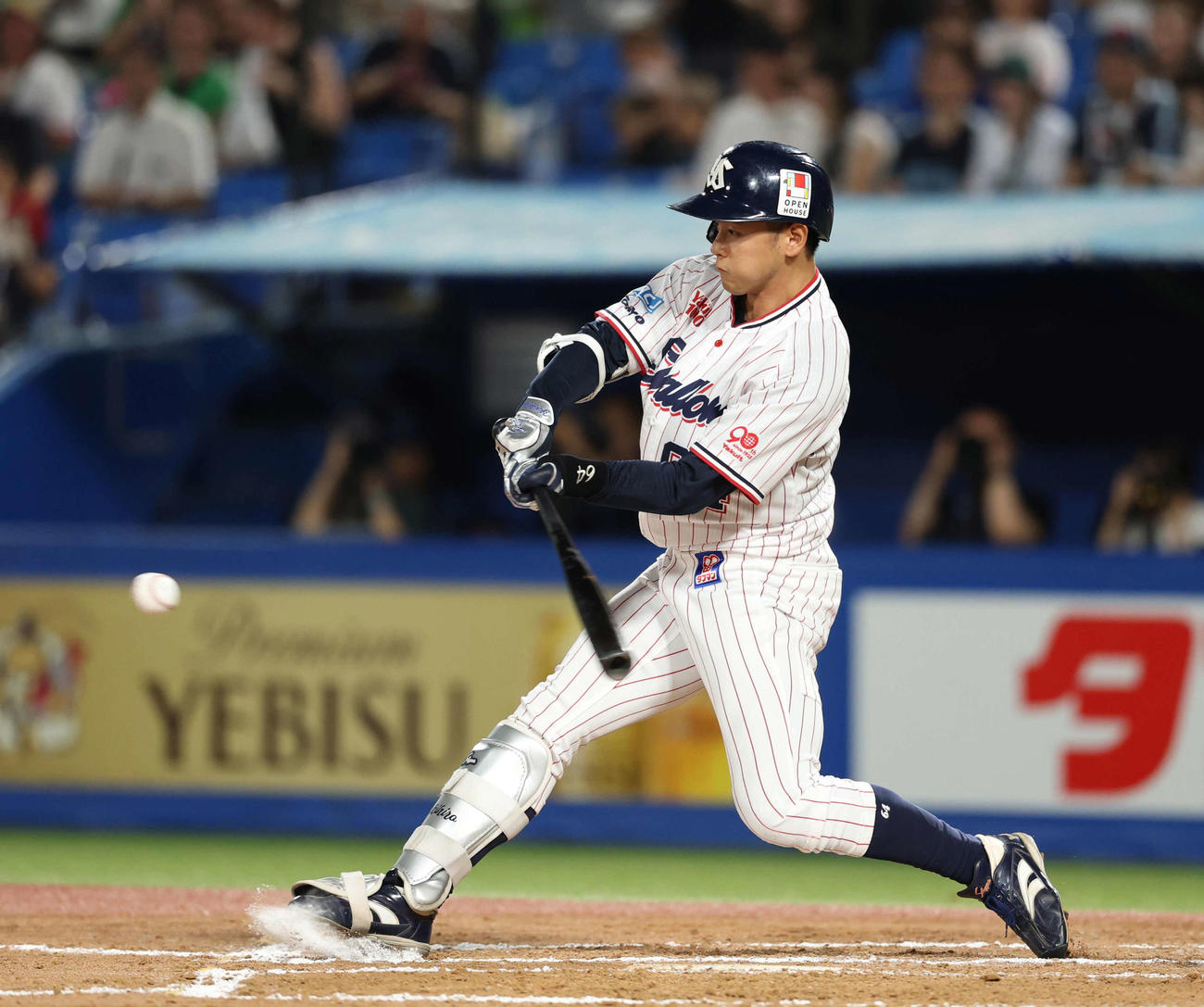 ヤクルト対中日　7回裏ヤクルト無死二、三塁、適時安打を放つ岩田（撮影・増田悦実）