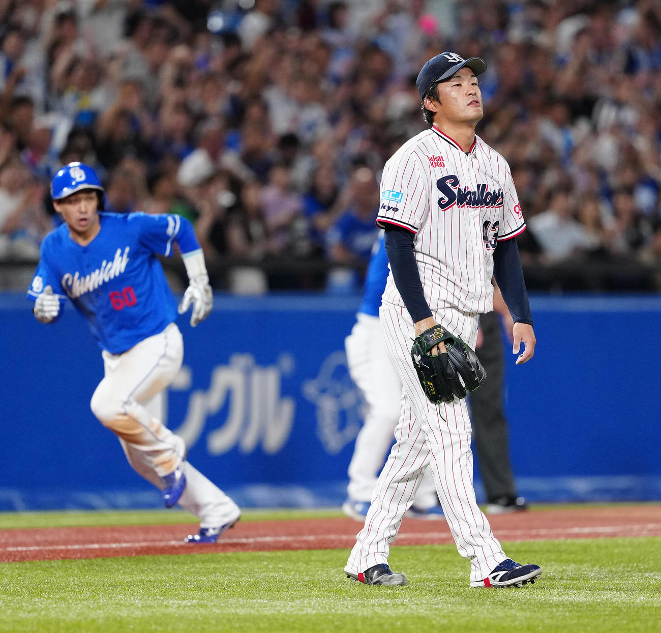 ヤクルト対中日　8回表中日無死一、二塁、石伊のバント球を一塁へ悪送球し、二塁走者山本の生還を許す山本（撮影・鈴木みどり）