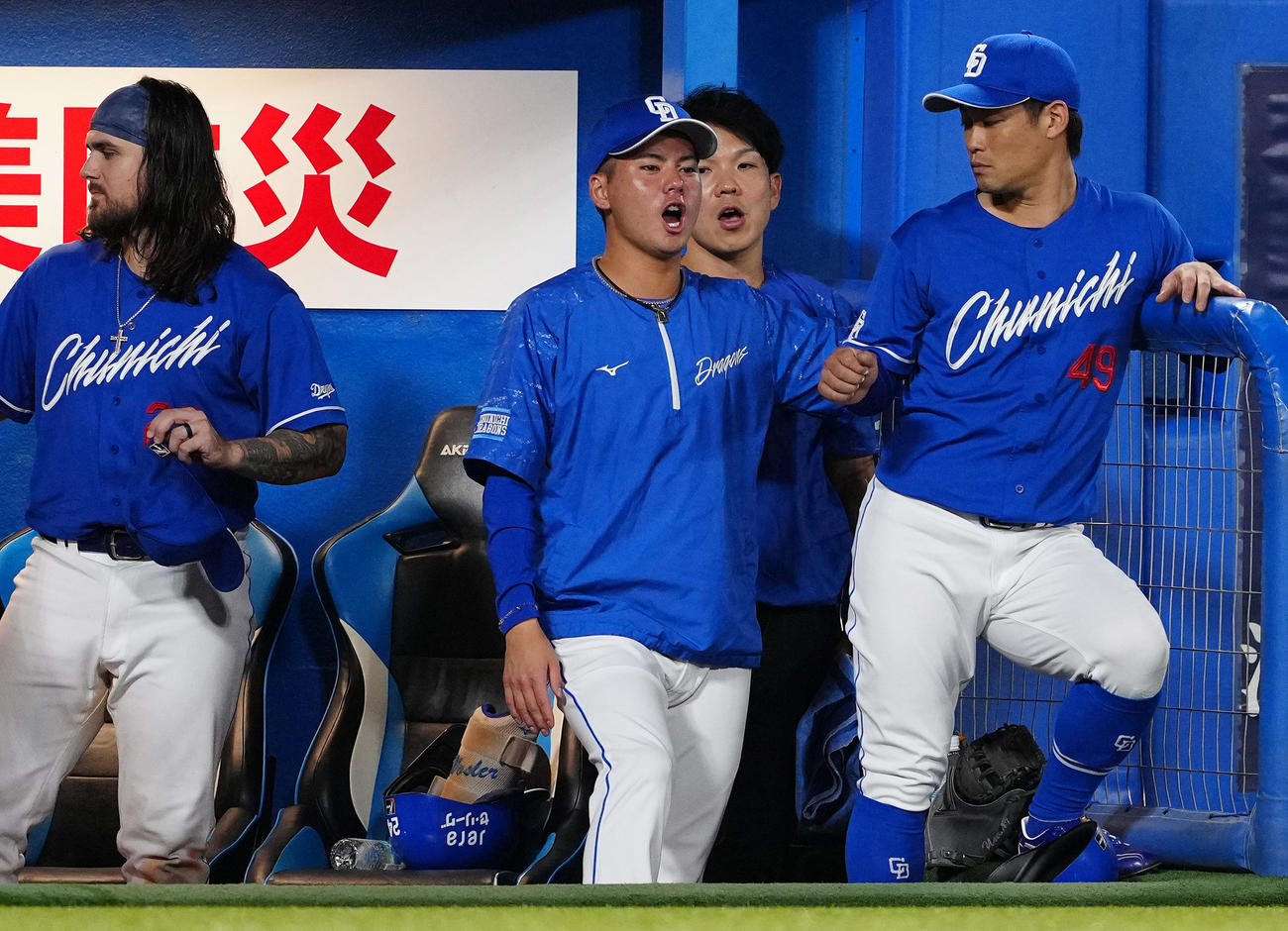 ヤクルト対中日　ヤクルトに勝利し、ほえる中日金丸（中央）（撮影・鈴木みどり）