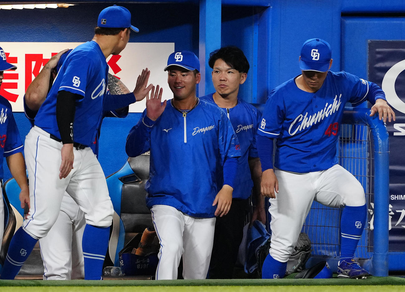 ヤクルト対中日　ヤクルトに勝利し、笑顔の中日金丸（中央）（撮影・鈴木みどり）